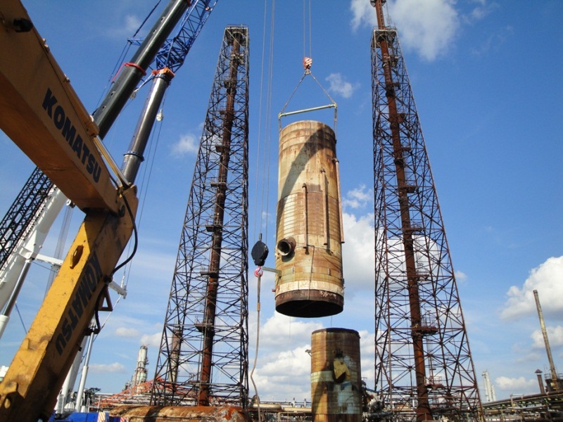 Picture of Large Section of Column Dismantled and Rigged to Grou